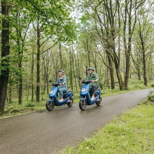 1.Scooter-rijden-Natures-Gift-veluwe-actief-uitje-in-de-natuur-groen-sportief-vrienden-belevenis-electrisch1