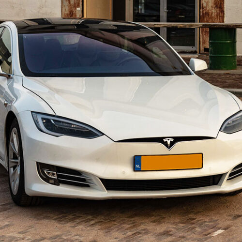 Tesla-s-rijden-doen-kado-uitjes-cadeau-geven-belevenis5
